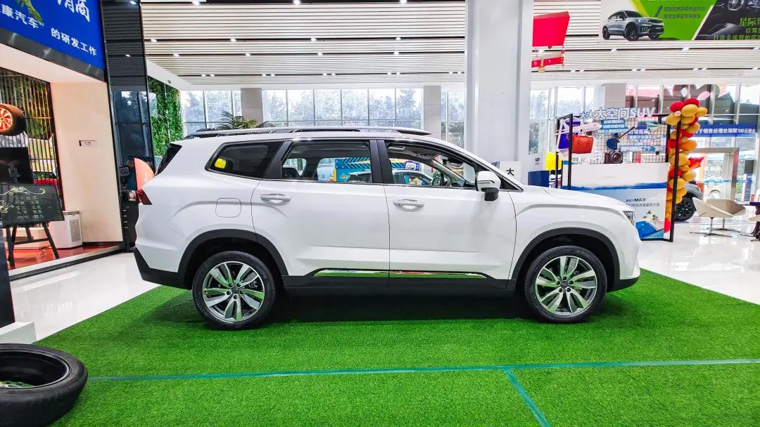 到店实拍吉利豪越小改款，颜值提升，空间依然巨大