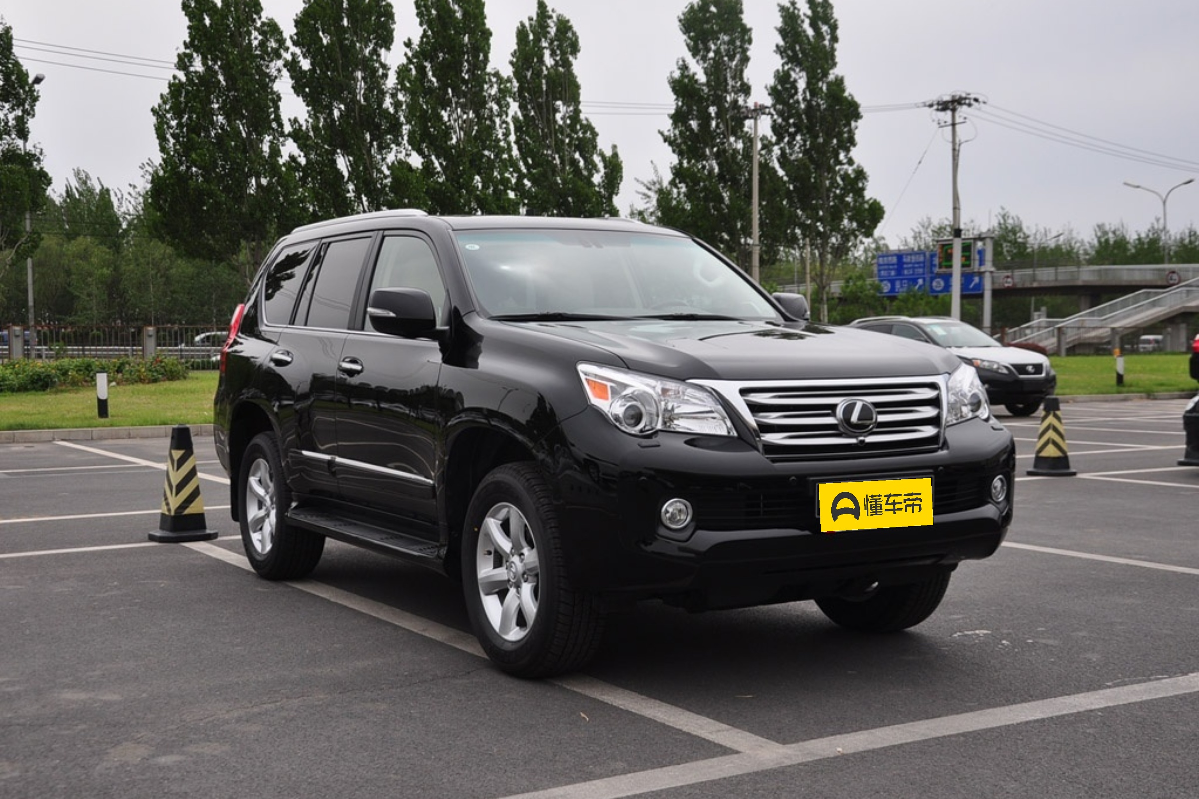 新车 </p><p>　　“霸道”姊妹车，雷克萨斯GX特别版发布，售价约人民币38万