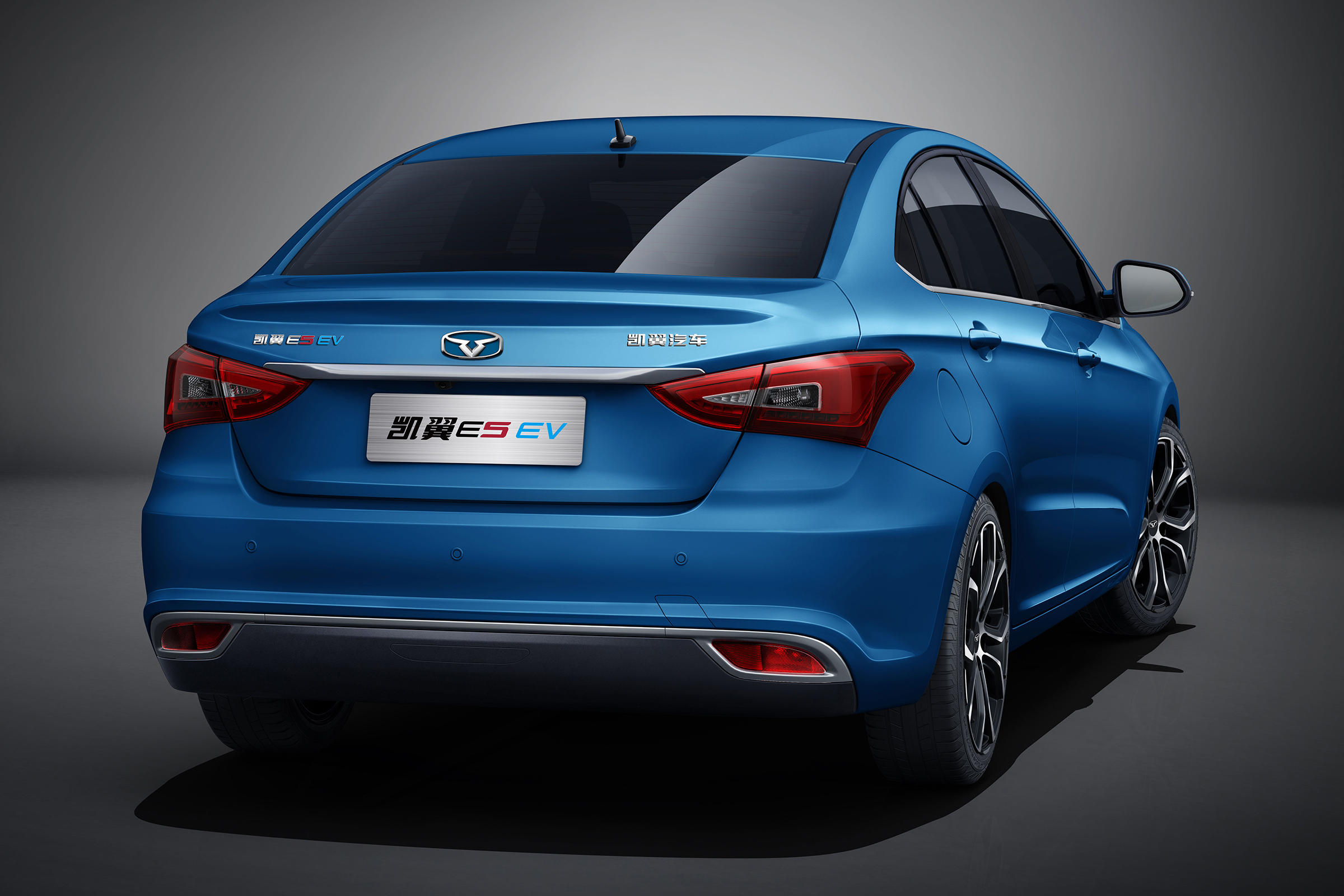 新车｜增加致富版车型，售价13.78万元！新款凯翼E5 EV上市