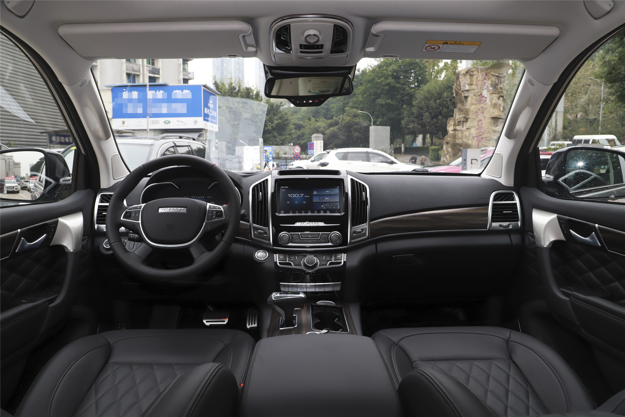 新款哈弗h9内饰谍照新车侧面与现款车型保持一致,包括尾灯轮廓也没有