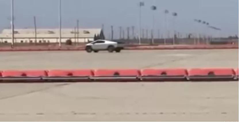 宝马M135i xDrive官图公布；本田CB1100系列发布最后一款