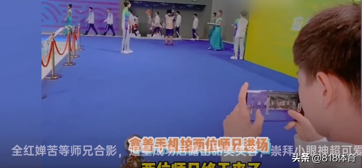 高甜!全红婵追星师兄彭健烽,获赠朱鹮吉祥物惊喜,一脸娇羞偷瞄他