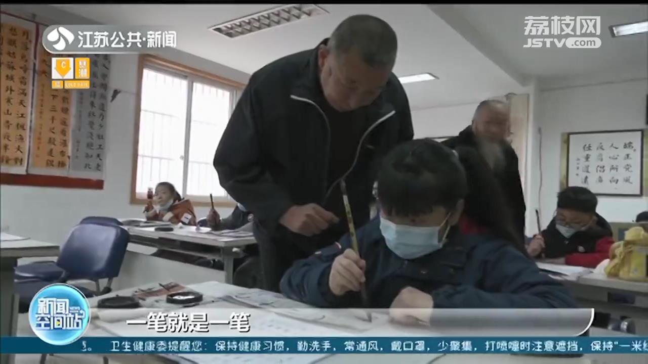 扬州“书画爷爷”义务教书法 连续六年不停歇