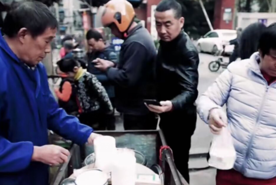 武汉大爷卖豆腐脑30多年，坚持5毛一碗，供儿子读完硕士后才涨价