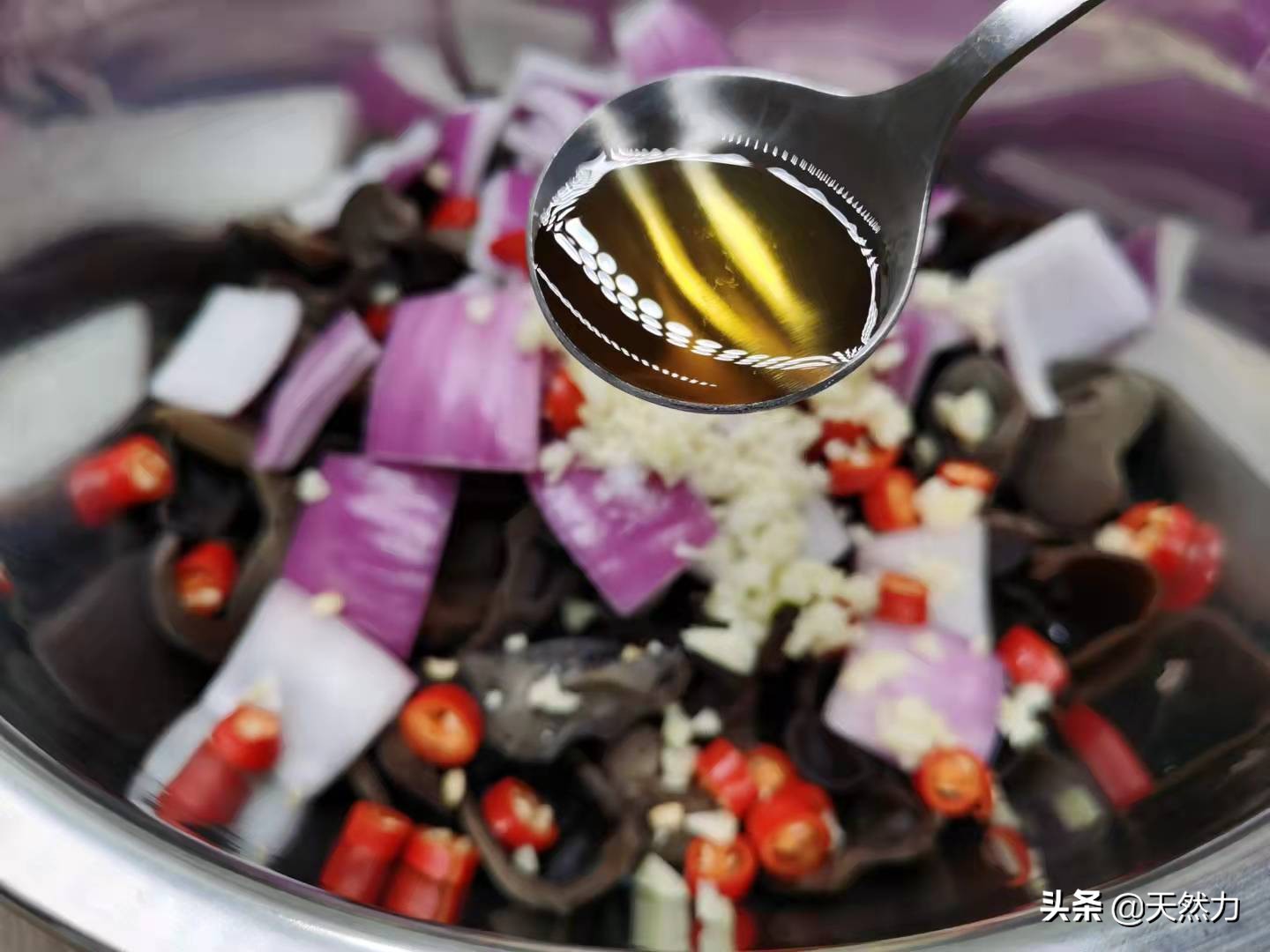 饭店的洋葱拌木耳是怎么做出来的，告诉你步骤和技巧，收藏好哦