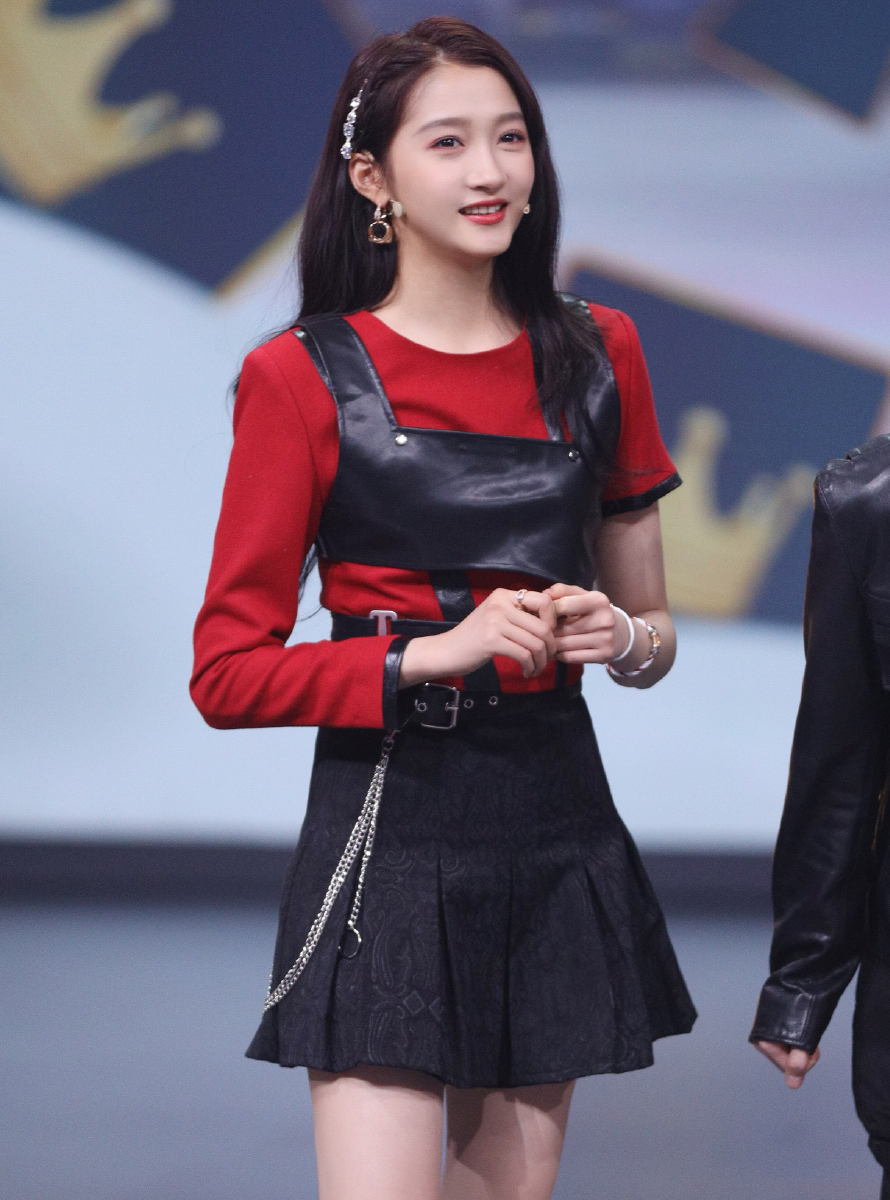 24岁关晓彤生图惊艳!穿黑丝秀长腿曲线婀娜,一抹红唇气质冷艳