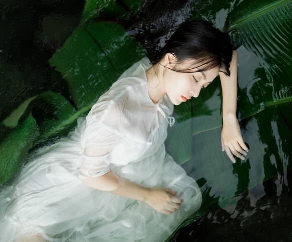 这首词，每个字都是愁，可作者到底愁什么呢？只有深情之人知晓