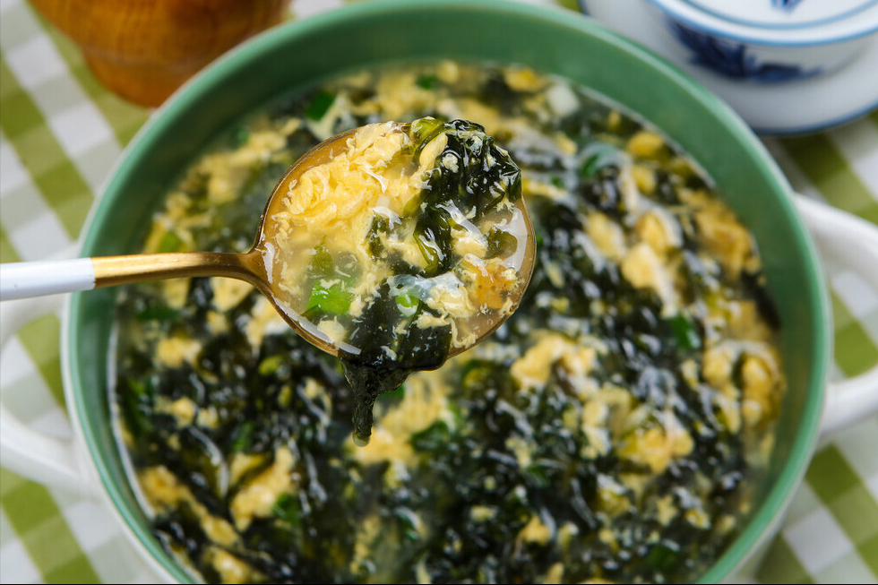 做紫菜蛋花汤，紫菜用不着下锅，教你地道做法，紫菜汤又鲜又香