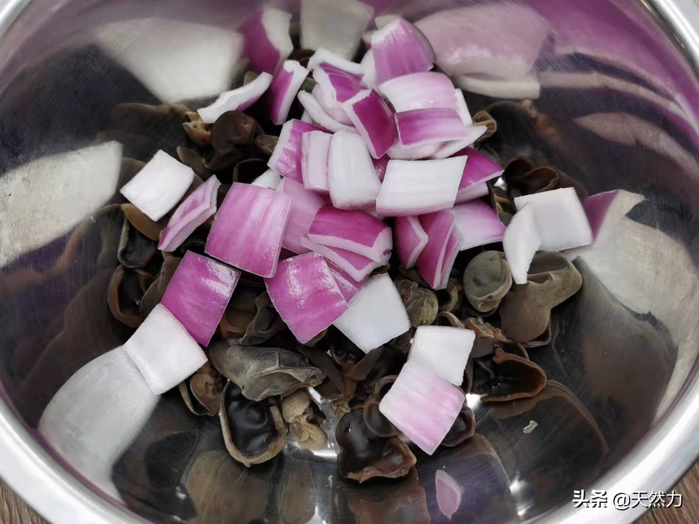 饭店的洋葱拌木耳是怎么做出来的，告诉你步骤和技巧，收藏好哦