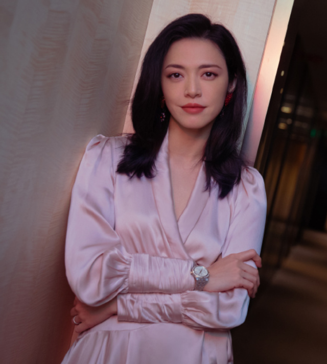 姚晨近照公开，大嘴唇成功变薄胜“整容”，凌潇肃看了得后悔