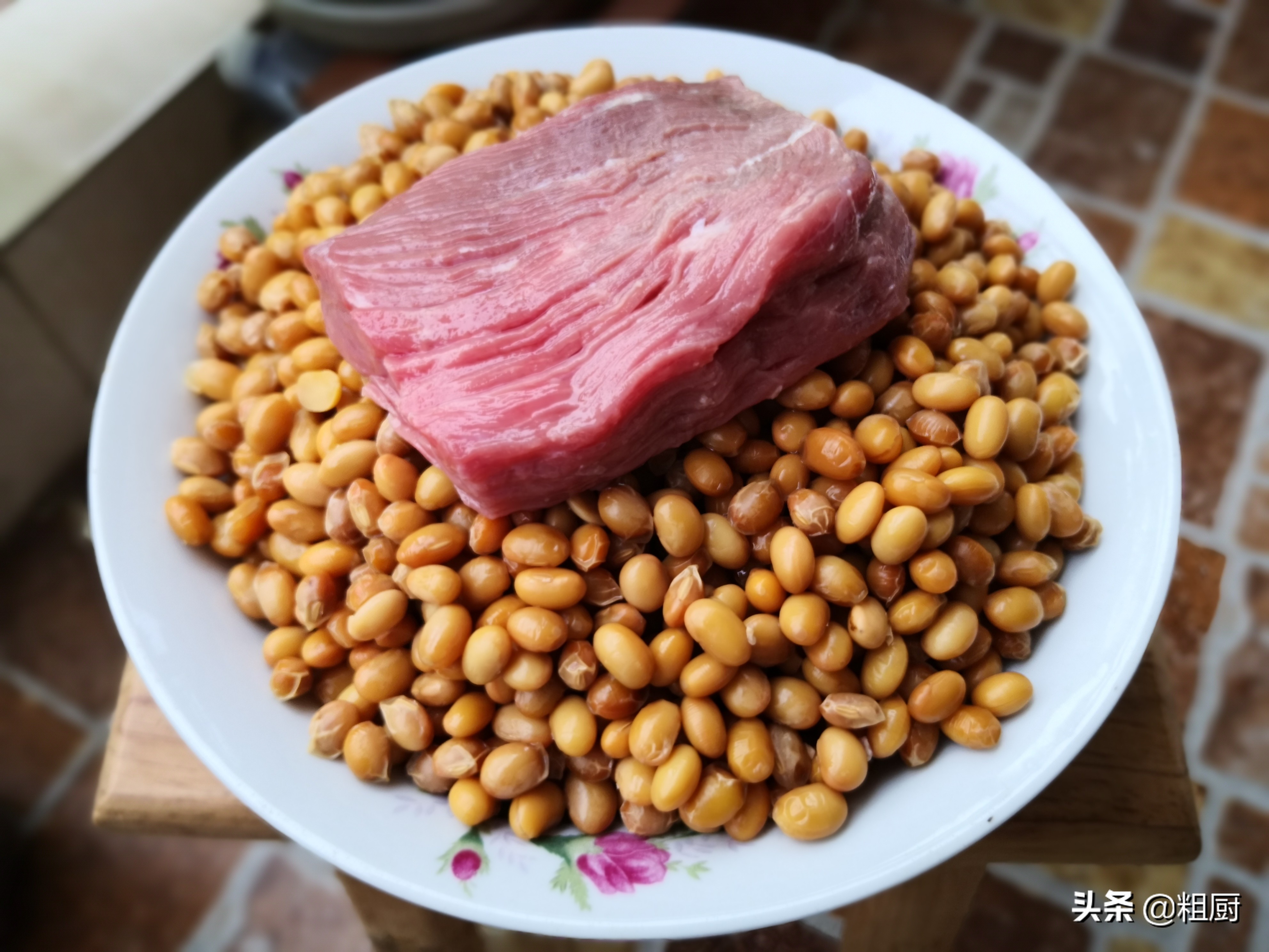 黄豆怎么做更美味？不用泡水加一点牛肉，下饭又下酒的肉汁黄豆