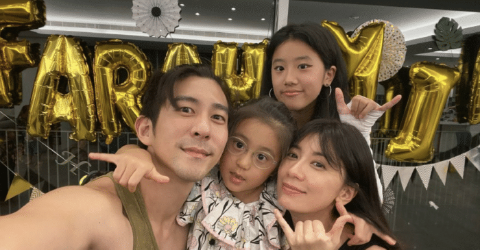 咘咘凌晨五点多起床做功课，戴着眼镜超专注，贾静雯却反而不适应