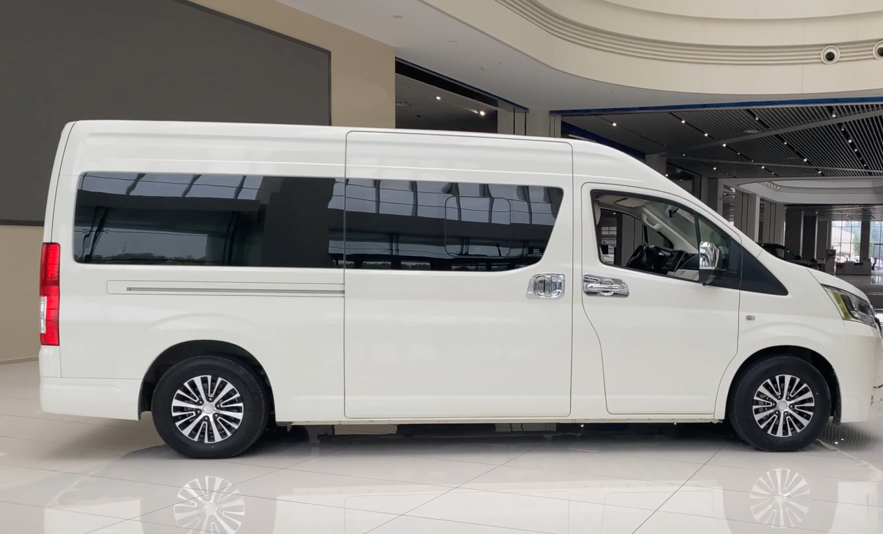 实拍5.9米长的丰田保姆车！配4个埃尔法航空座椅，MPV头号霸主？