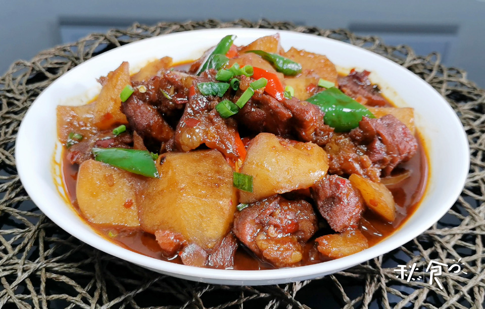 红烧牛肉怎么做，才能肉嫩、汤鲜？这2种料记得加，牛肉又嫩又香