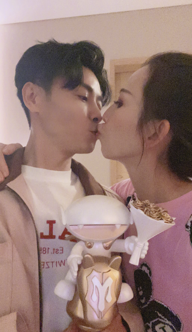 蔡少芬晒照庆祝张晋成团，与老公接吻被公主抱，老夫老妻依然甜
