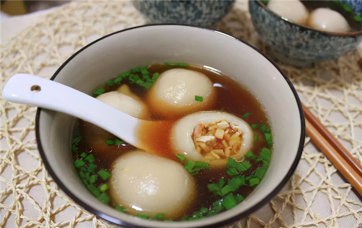 速冻汤圆怎么煮？下锅的水冷热有诀窍，出锅多一步，软糯不破皮
