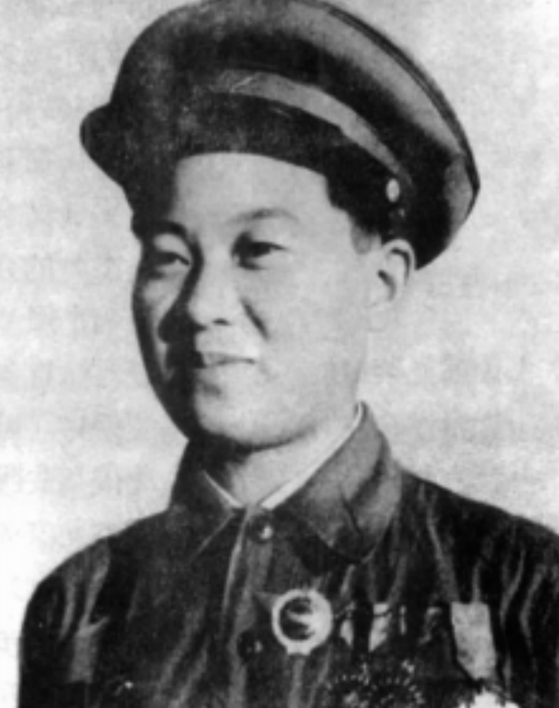 14岁女孩隐瞒性别参军，睡觉从不脱衣服，却因患妇科病暴露身份