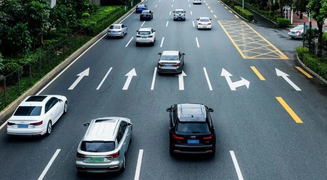 深圳車(chē)牌過(guò)戶(hù)轉(zhuǎn)讓?zhuān)ǚ蚱?、兄弟、父子之間粵B車(chē)牌轉(zhuǎn)讓可以嗎？）