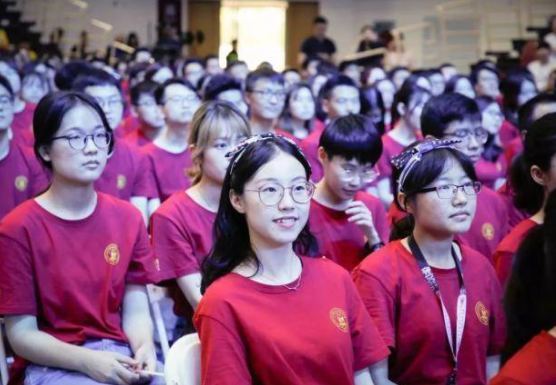 大學生入黨的“硬性條件”有哪些？符合才能參選，盡量在大一申請
