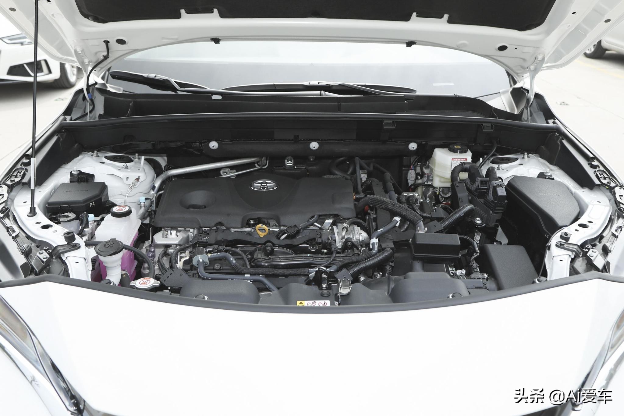 4.5L油耗，丰田新款家用SUV，外观新潮内饰高档，实拍凌放HARRIER