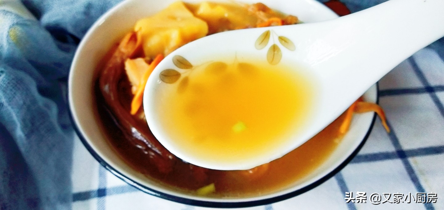 一款特适合秋冬季给家人食补的鸭架汤，补肺润燥、健脾养胃又不腻