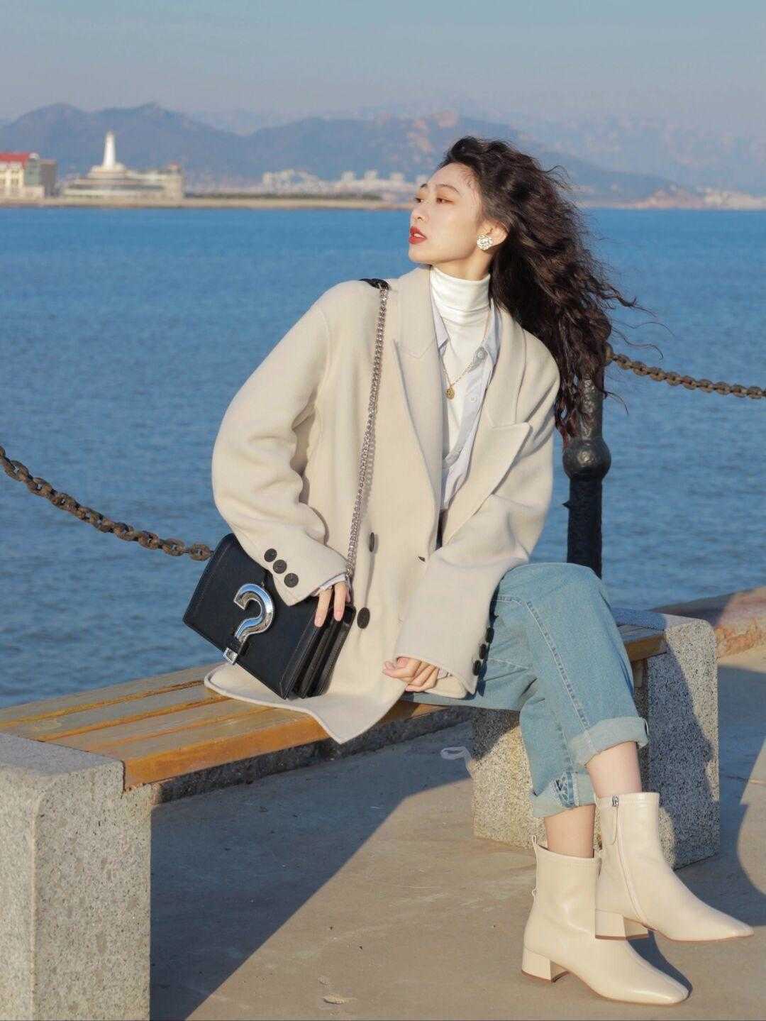 小个子女生，尽量穿大衣配短靴，2021年流行这几款，气质非凡