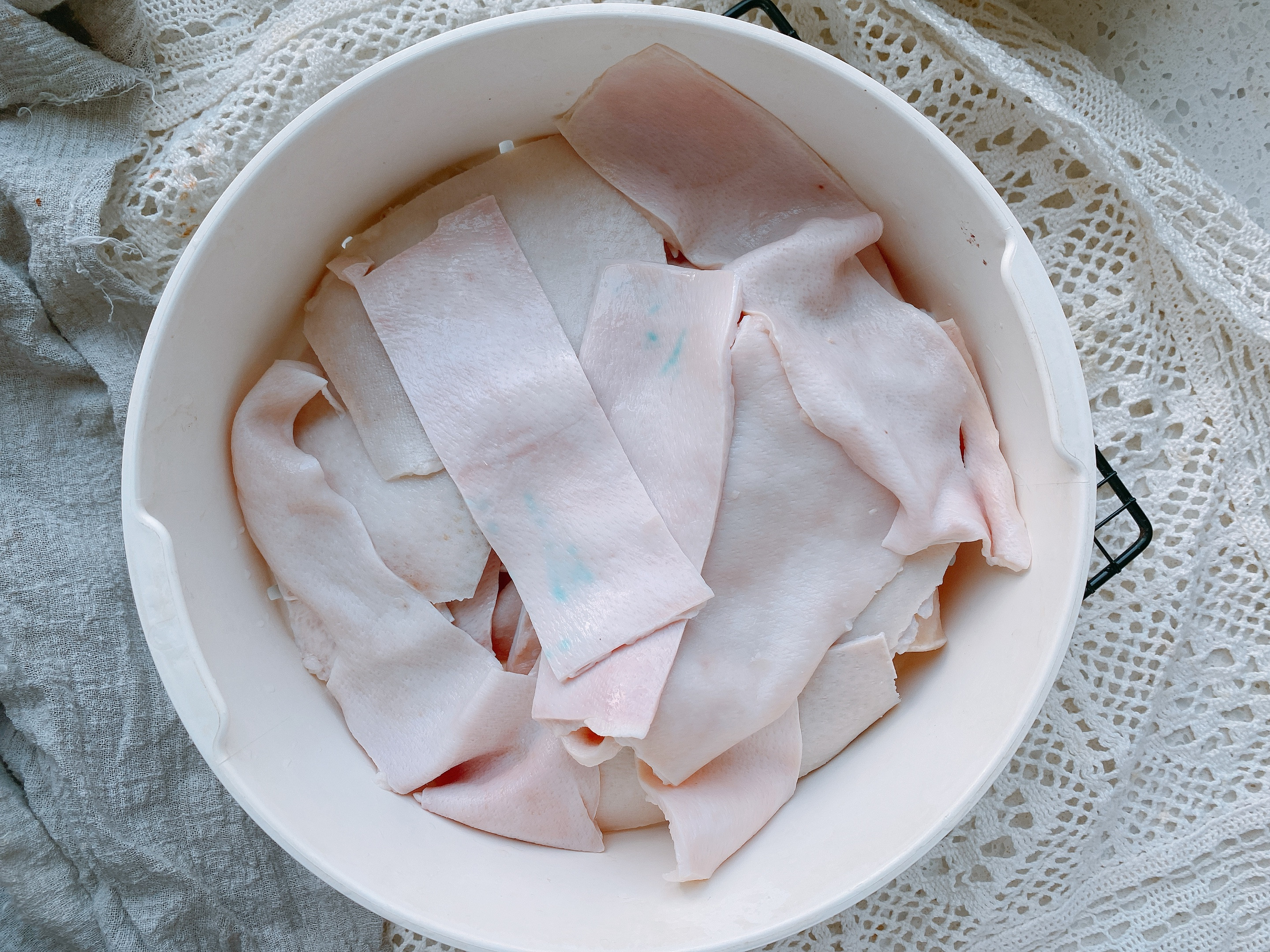 猪皮不要熬猪皮冻了，老妈几十年的做法，色泽金黄起大泡，不肥腻