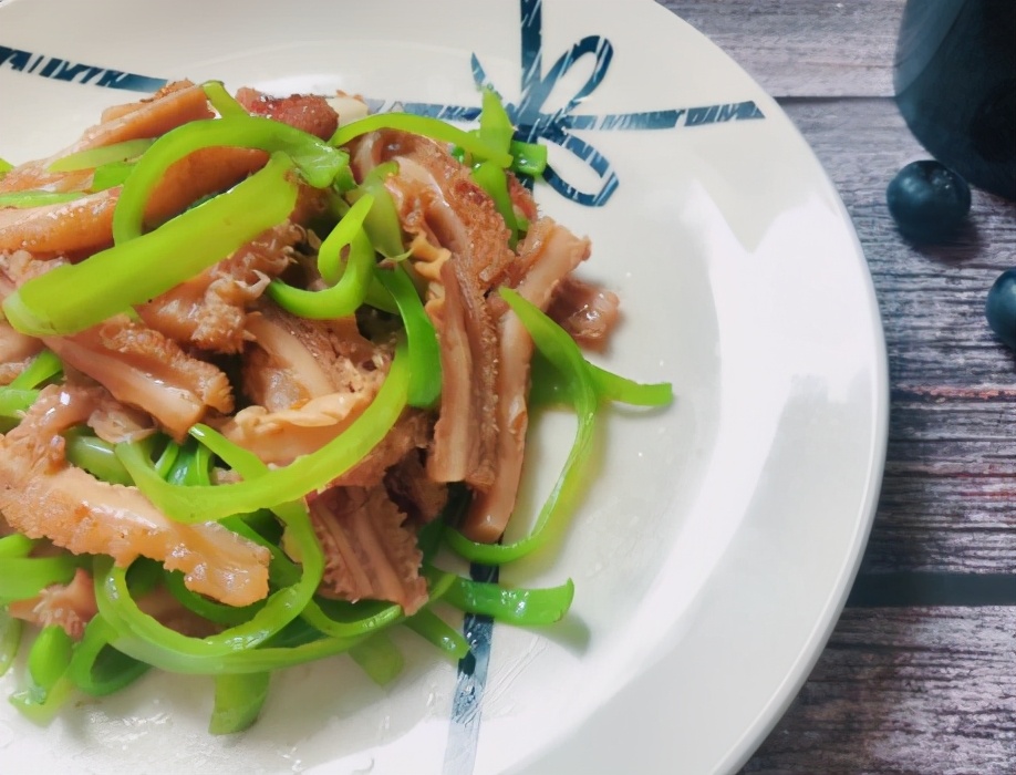 青椒和牛肚是绝配，简单一炒下饭下酒特鲜美，宁可不吃肉也要吃