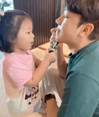 王祖蓝和老婆女儿转动眼球，Gabby画风搞笑，被调侃全家“蓝化”