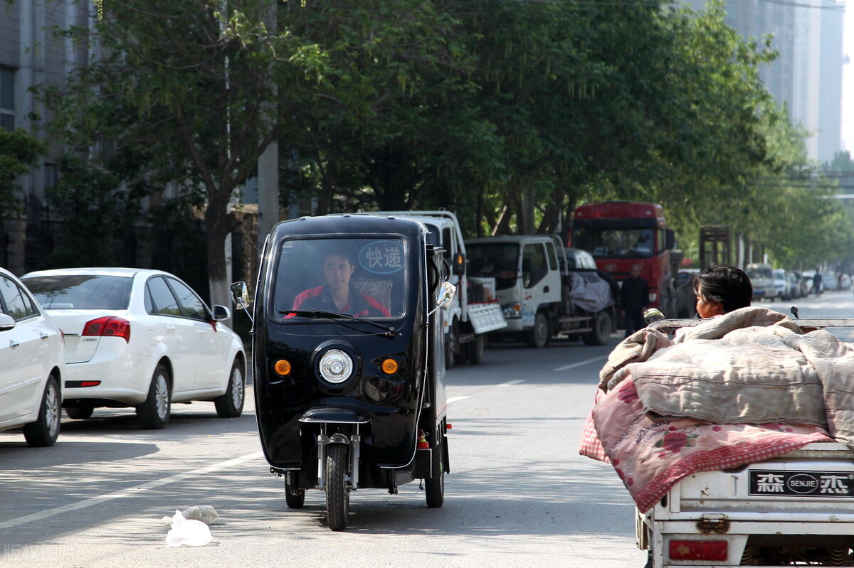 快递员月入过万容易吗？快递员：没有最低只有更低！我想送外卖