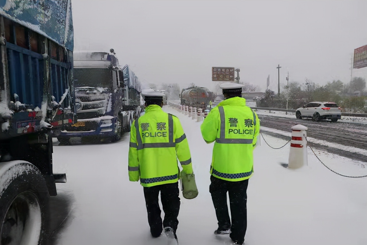 “这泡面吃的舒坦”滨州无棣交警为收费站滞留大货车司机送暖心泡面