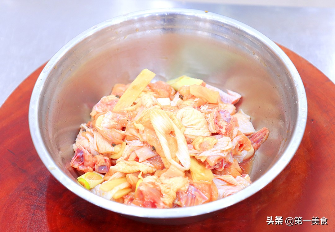 炸鸡块是用面粉还是用淀粉，很多人都不知道，厨师长教你正确做法