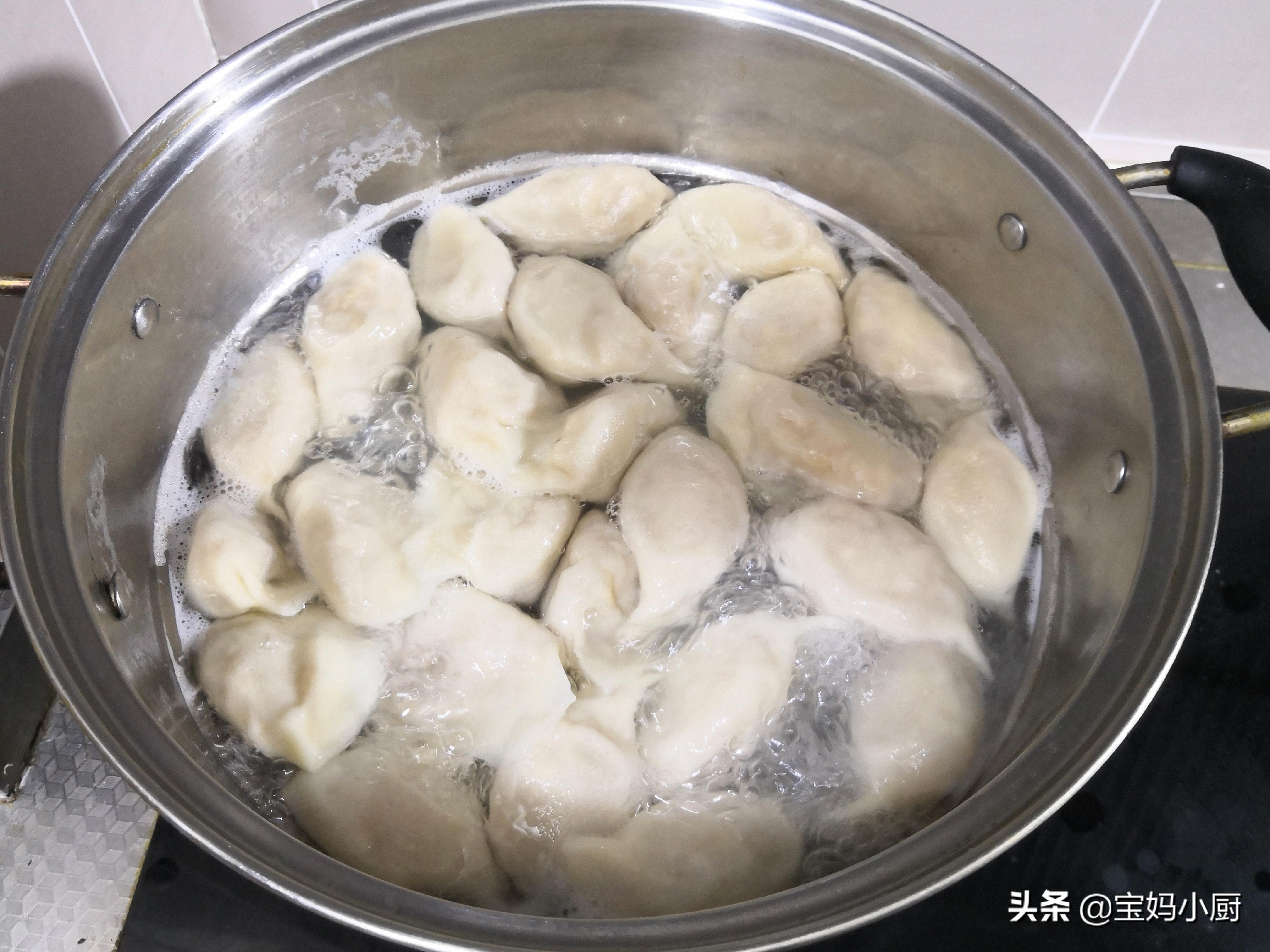 此菜常被炒着吃，包饺子才更美味，却被好多人错过了，冬季要常吃