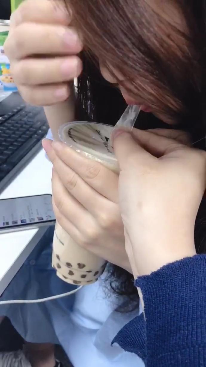 爆笑gif：狗大妈，你的菜是要钱呢，还是用狗粮换啊