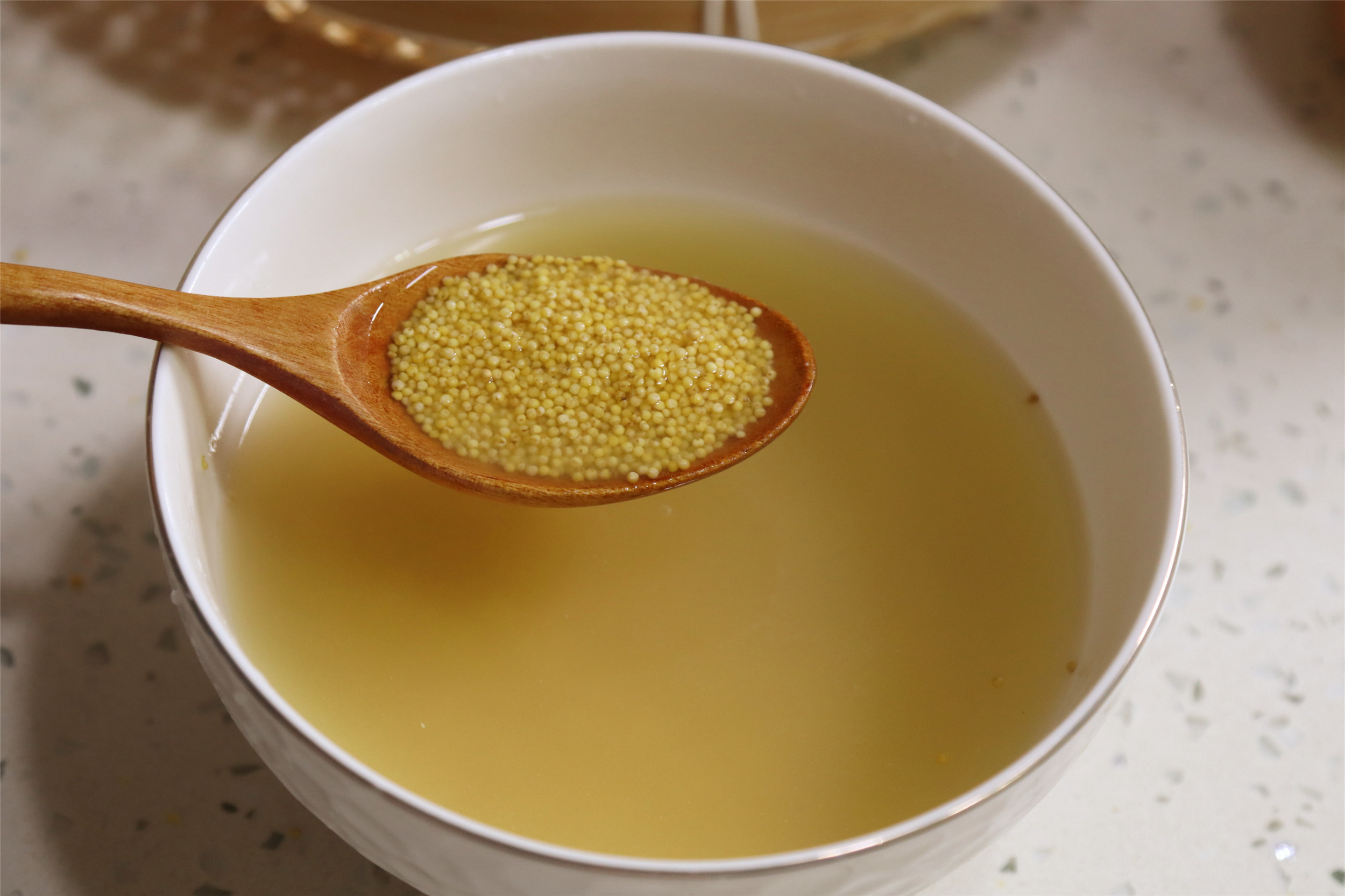 熬小米粥,如何煮出更多的米油,软滑香甜?有窍门,搞错的人不少