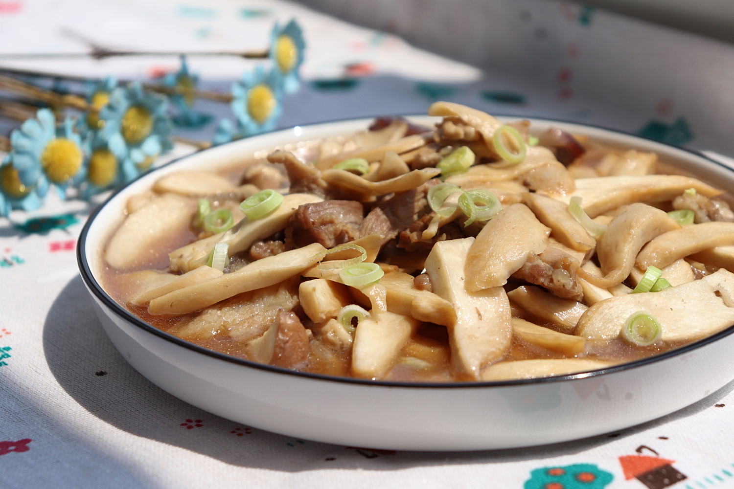 家常鸡腿菇炒肉，营养美味，下饭又解馋，家人都爱吃