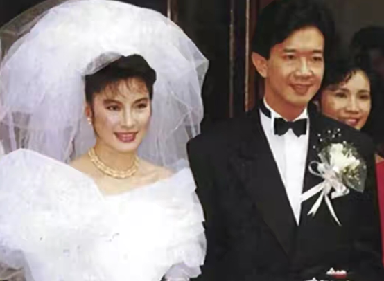 1997年，被拳王周比利一脚踢进医院的女星杨丽菁，如今怎样了？