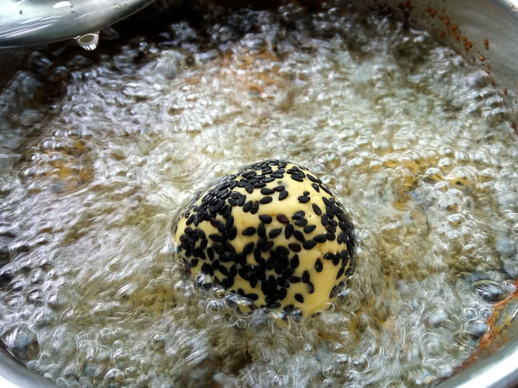 孩子很喜欢吃的南瓜芝麻球，外酥里糯的，大人孩子都喜欢