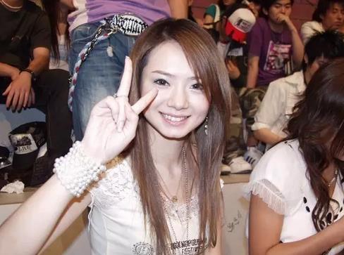 2006年,戚薇参加了一档选秀节目《我型我秀》,并且在节目中凭借自己