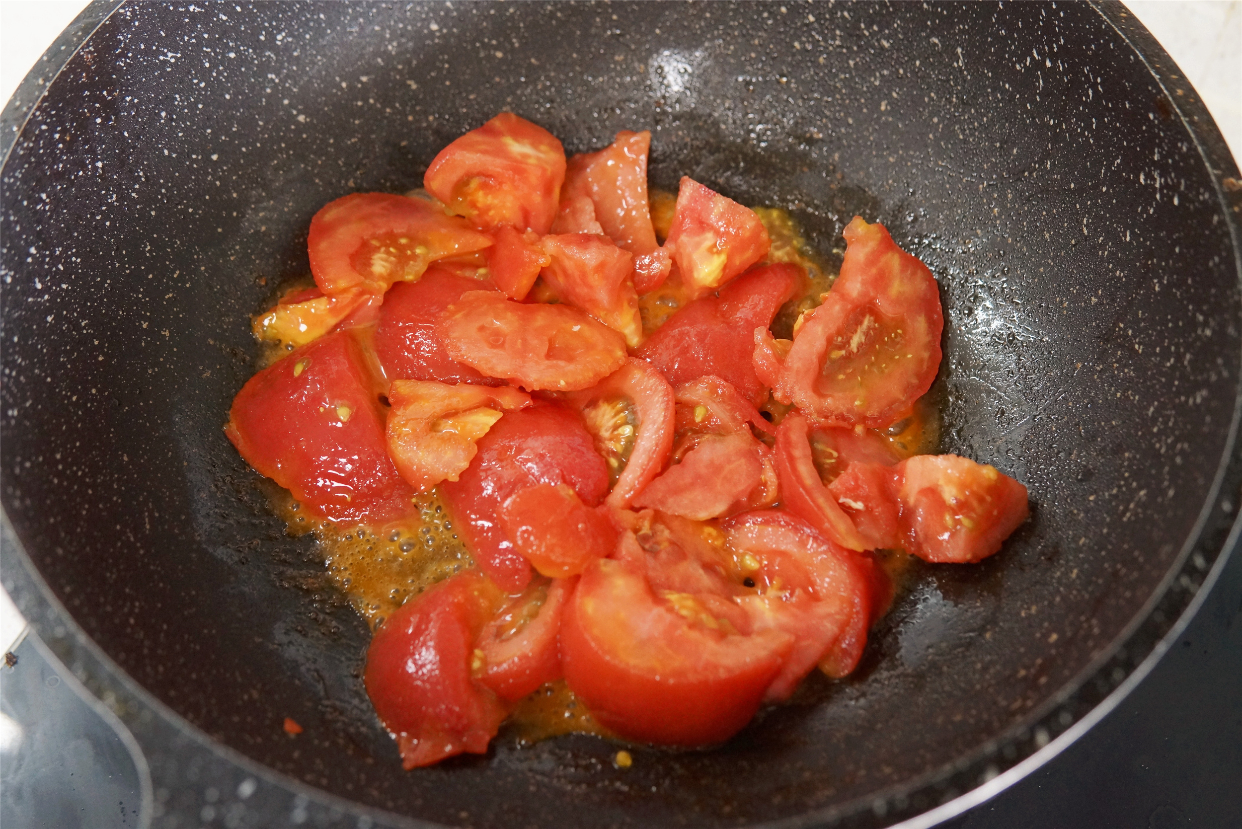 難怪飯店的西紅柿炒雞蛋好吃，多加了2味料，香味一下子濃郁起來