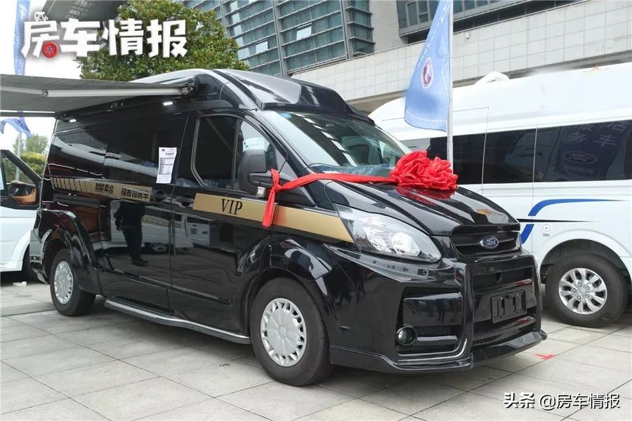 能坐6人的福特商务房车，30多万配航空座椅，内部可变床能住3口人