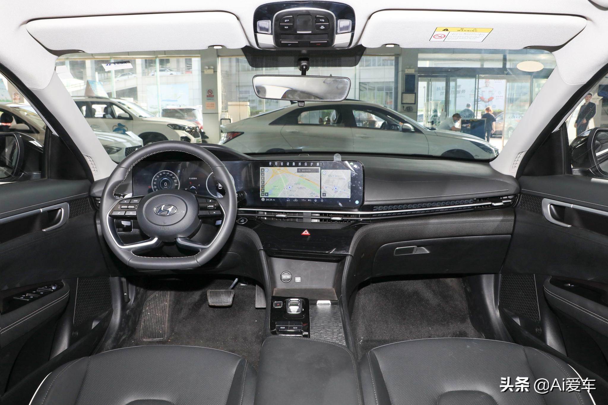 现代名图纯电动2021款 lux 尊贵版本内饰设计给人的感觉很硬核,双联的