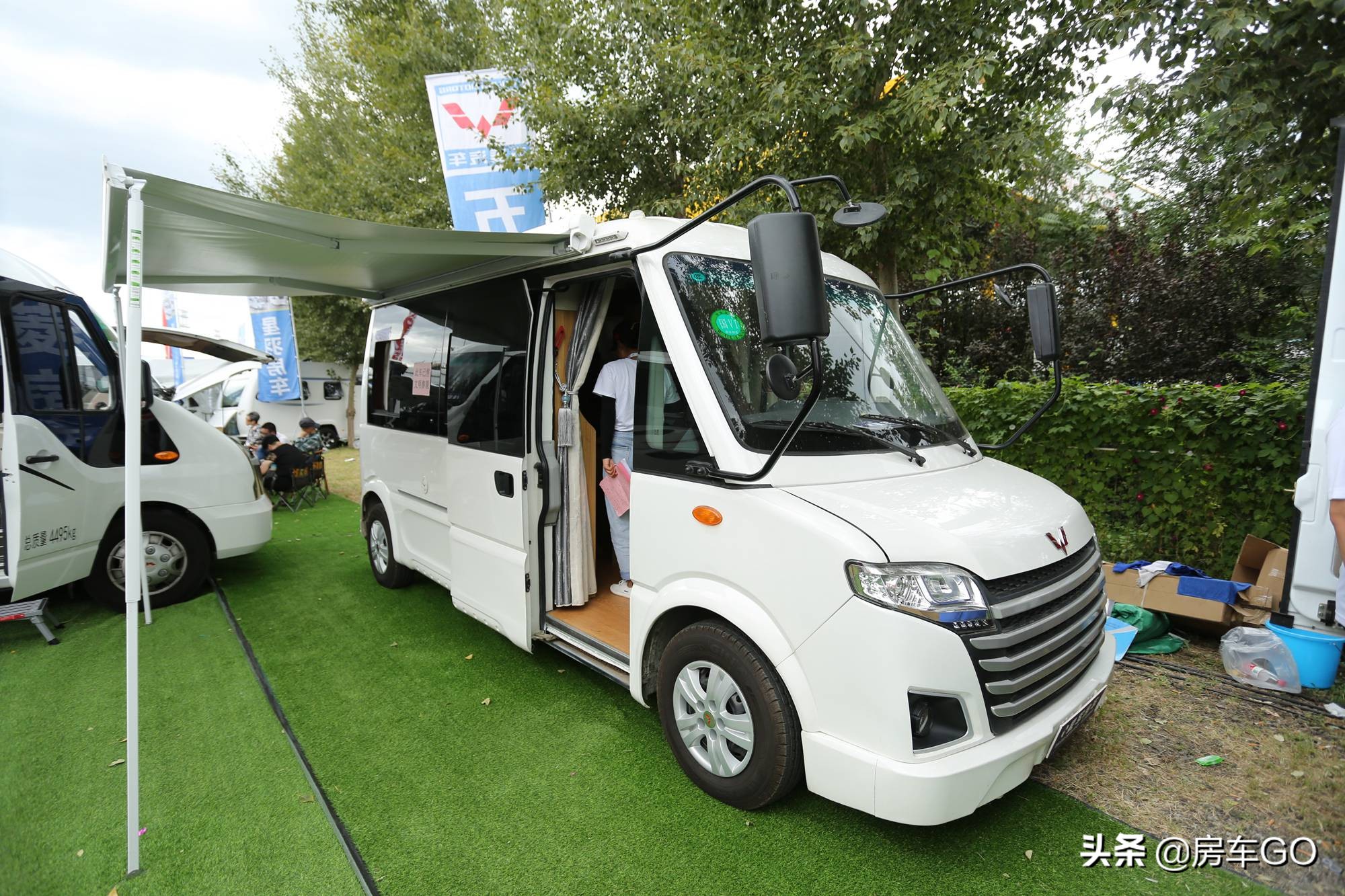 15.6万起的五菱校车底盘B型房车 小车身大空间还有两张床
