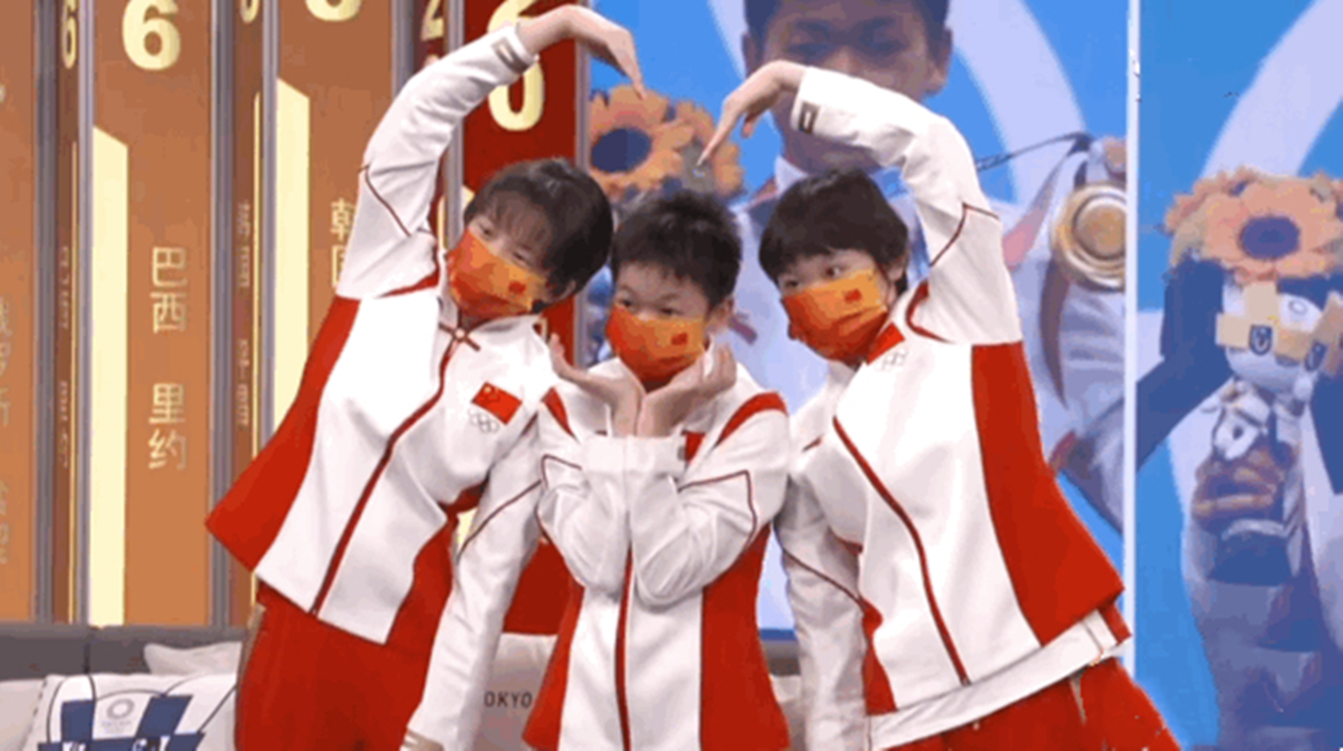 全红婵拍宣传片画面曝光，无力摇动双手太萌，师哥在后面鼓掌打气