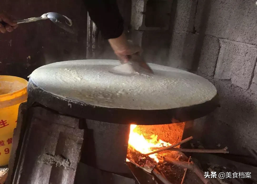 山东煎饼卷大葱的正宗家常做法，传统手工制作这些工具你认识吗？