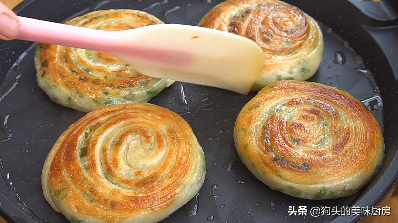 酥掉渣的葱油饼，原来是卷出来的，外酥里软，凉了也不发硬，真香