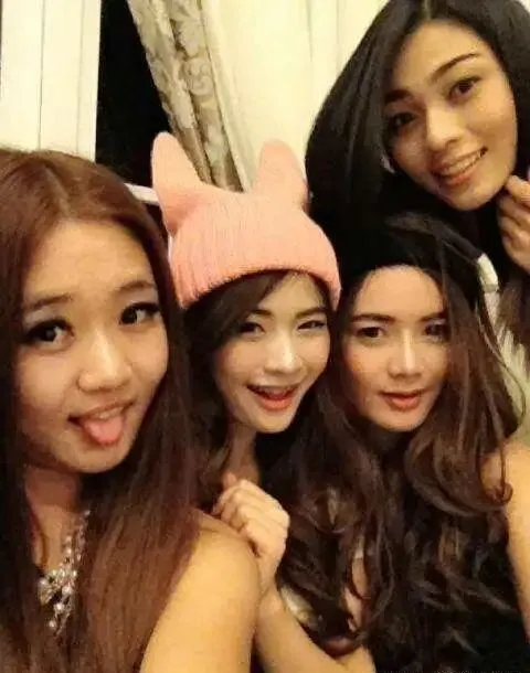 其实并非如此,他也一直都在尽力补偿李思和李苔蜜,所以她们和爸爸的