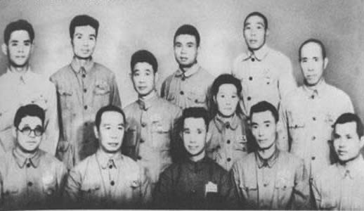 1949年开国大典，粟裕带一位副科长参加，陈毅亲自向主席介绍