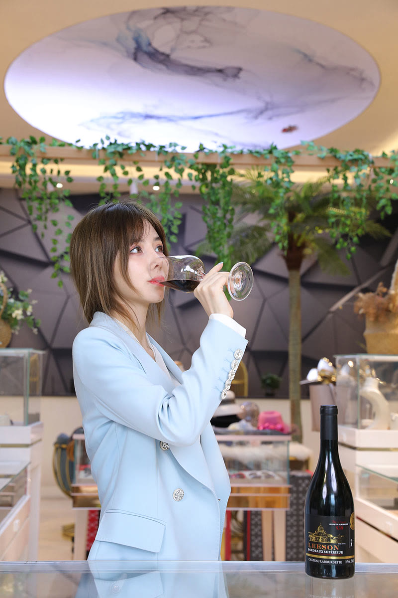 跟着雷盛女孩莹莹,解锁喝红酒的正确方法