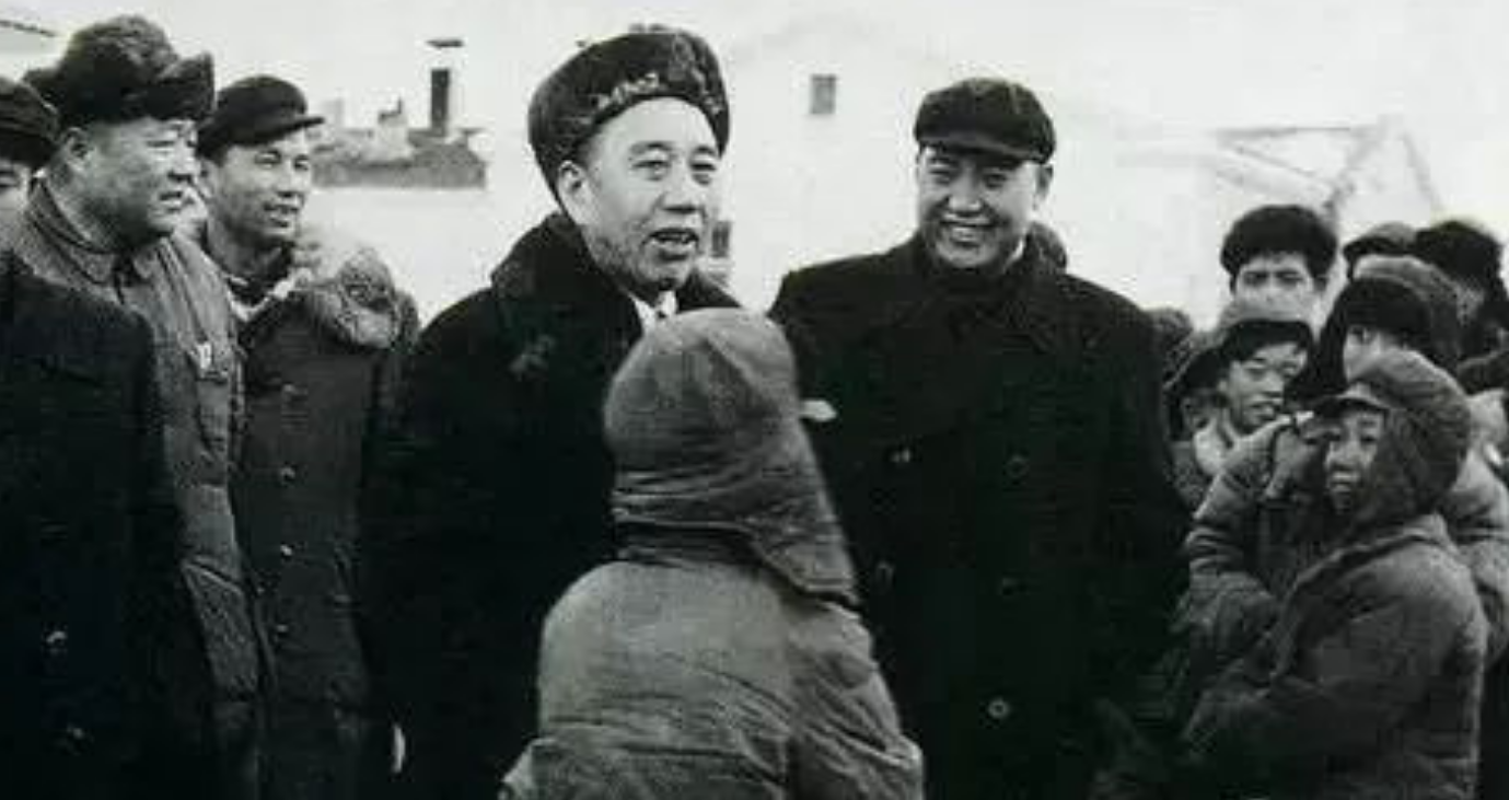 1955年，王震司令被一县长铐住，王震：你没枪毙我，算我王震命大